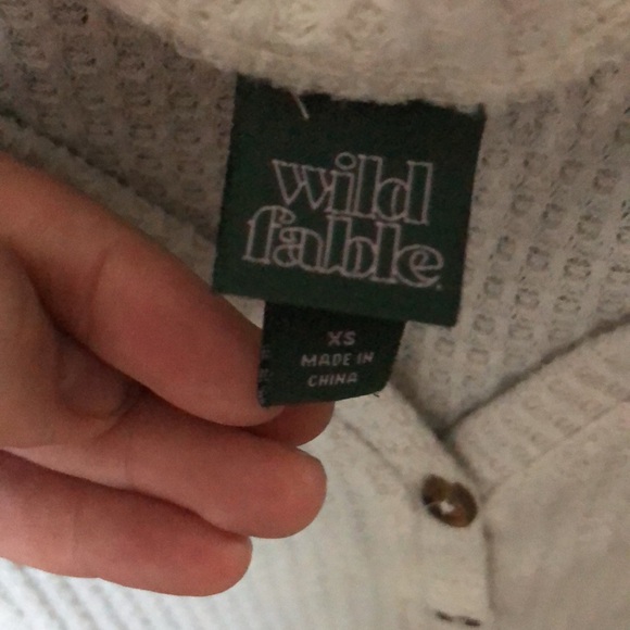 🪷 5/$10 🪷 Wild and Fable sweatshirt in great condition - Picture 3 of 3